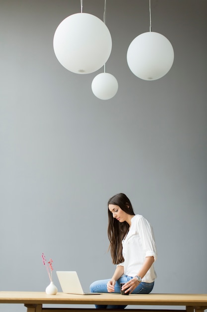 Jeune femme au bureau