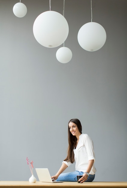 Jeune femme au bureau