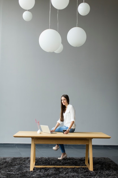 Jeune femme au bureau