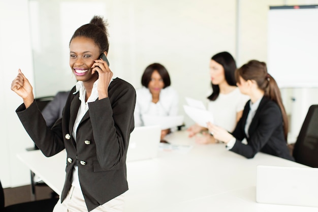 Jeune femme au bureau