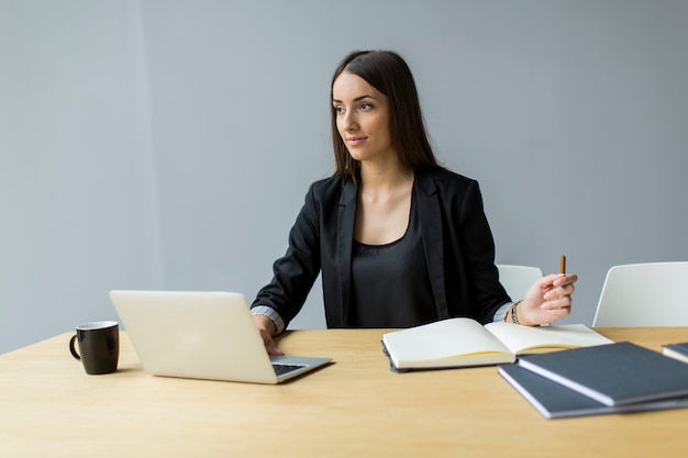 Jeune femme au bureau