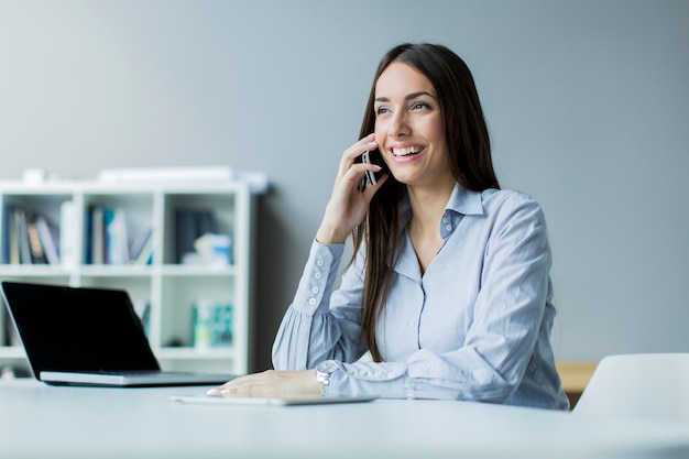 Jeune femme au bureau