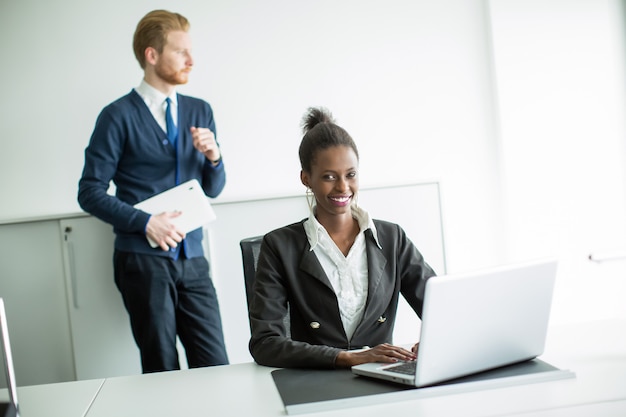 Jeune femme au bureau