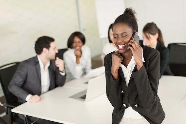 Jeune femme au bureau