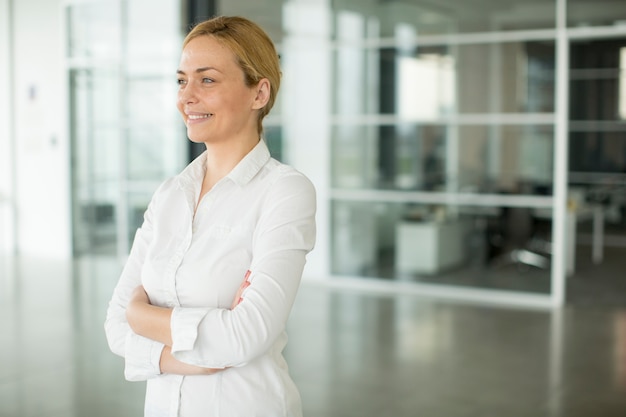 Jeune femme au bureau