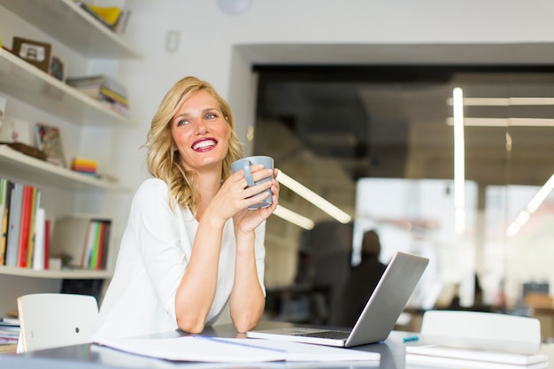 Jeune femme au bureau