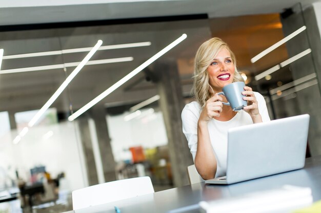 Jeune femme au bureau