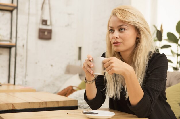 Jeune femme au café