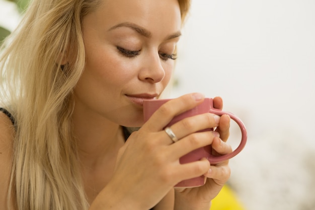 Jeune femme au café