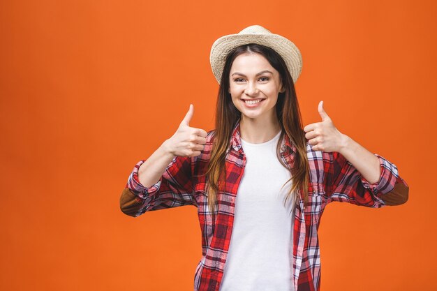 Jeune femme au chapeau beige tendance