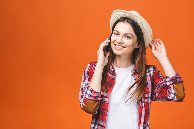 Jeune femme au chapeau beige tendance