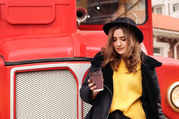 Jeune femme au chapeau fedora noir