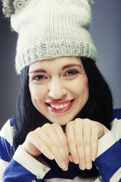 Jeune femme au chapeau d'hiver drôle