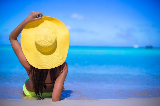 Jeune femme au chapeau jaune pendant les vacances des Caraïbes