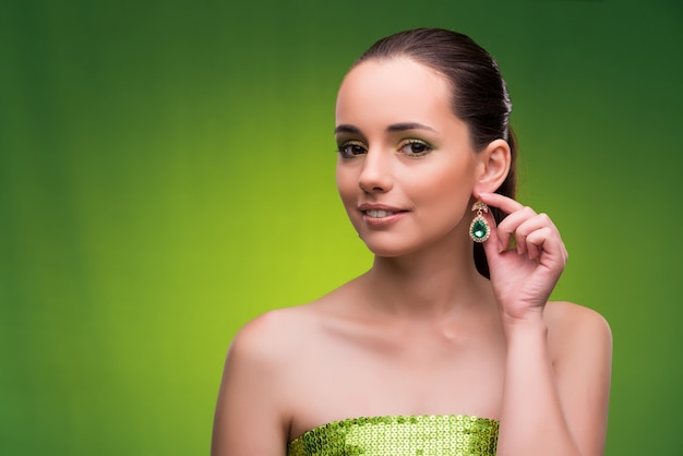 Jeune femme au concept de beauté sur le vert