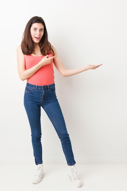 Jeune femme au corps entier sur blanc