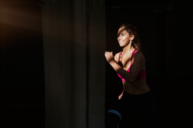 Jeune femme au corps en forme en cours d'exécution