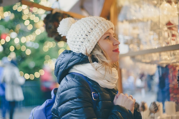 Jeune femme au marché de Noël