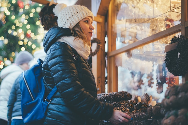 Jeune femme au marché de Noël