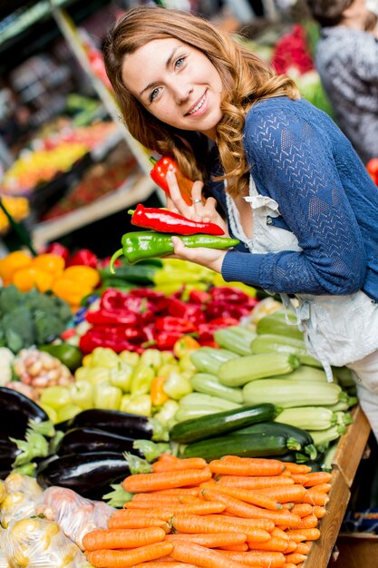 Jeune femme au marché