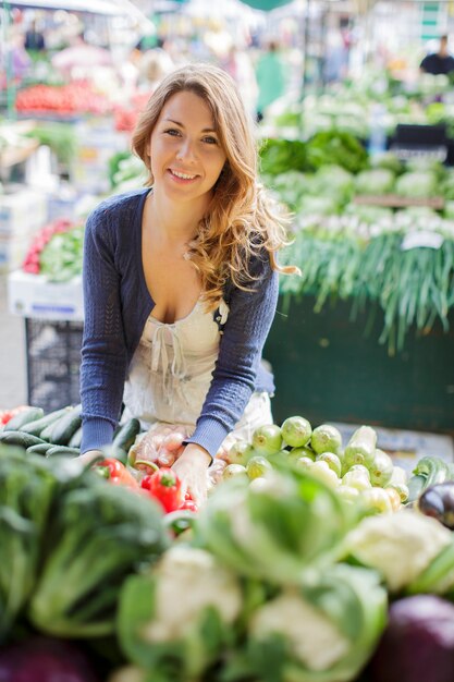 Jeune femme au marché