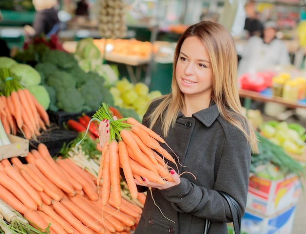 Jeune femme au marché