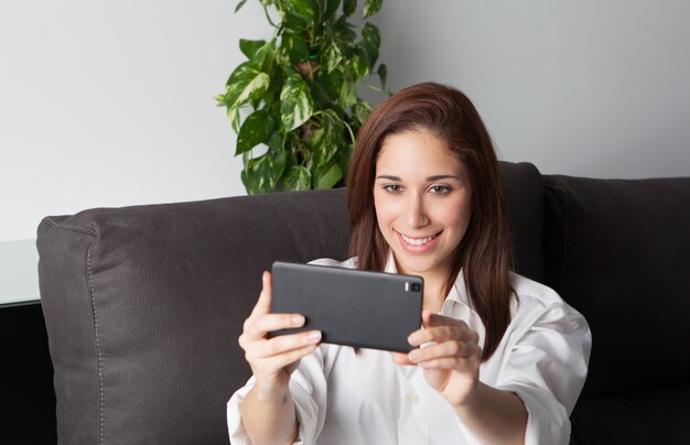 Jeune femme au mobile