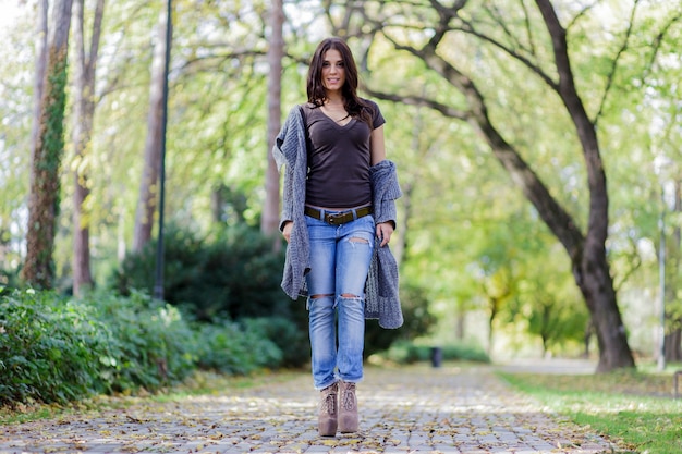 Jeune femme au parc automne