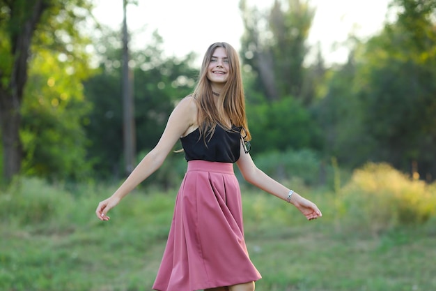 Une jeune femme au parc.