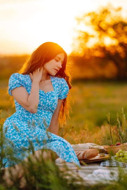 Jeune femme au repos dans la nature Concept de relaxation de style de vie des gens