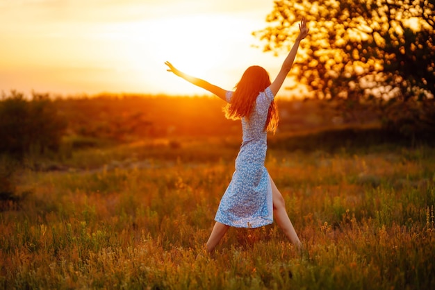 Jeune femme au repos dans la nature Concept de relaxation de style de vie des gens