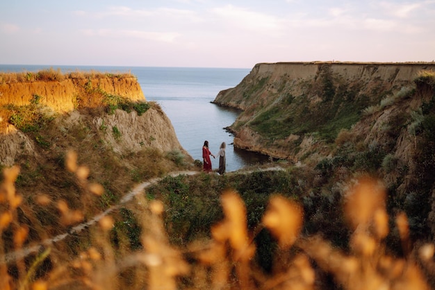 Jeune femme au repos dans la nature Mode de vie des gens détente et concept de vacances