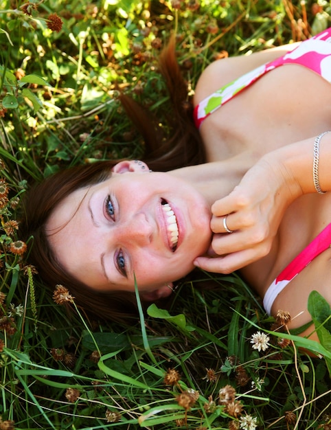 Jeune femme au repos dans le parc