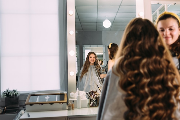 jeune femme au salon de coiffure