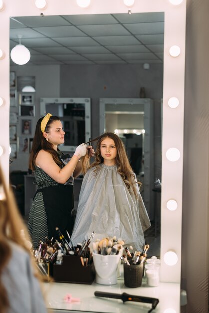 jeune femme au salon de coiffure