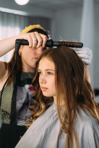 jeune femme au salon de coiffure