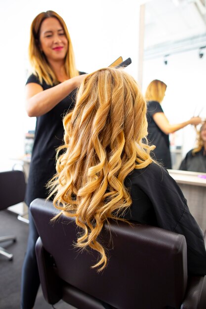 Jeune femme au salon de coiffure