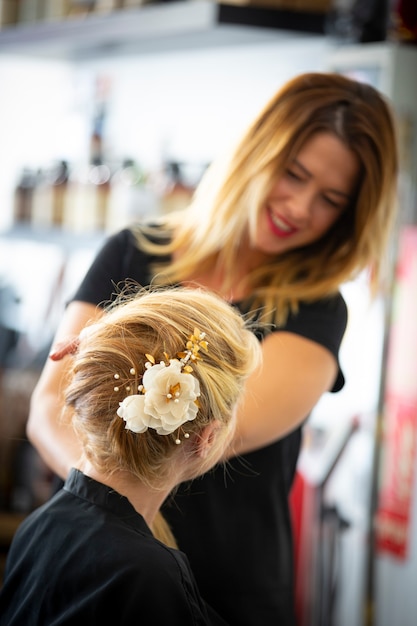 Photo jeune femme au salon de coiffure