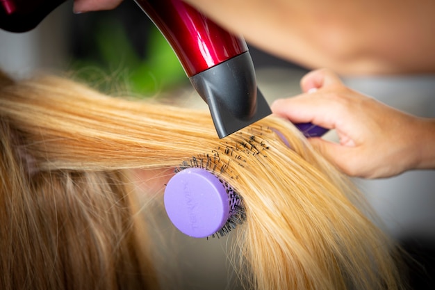 Jeune femme au salon de coiffure