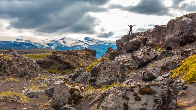 Une jeune femme au sommet d'un monticule sur le trek de 4 jours de Landmannalaugar. Islande