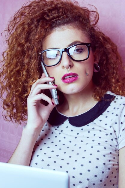 Photo une jeune femme au téléphone.