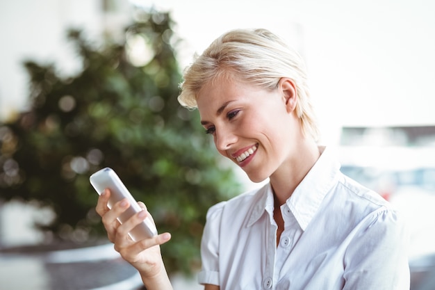 Jeune femme au téléphone