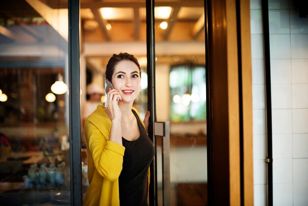 Jeune femme au téléphone