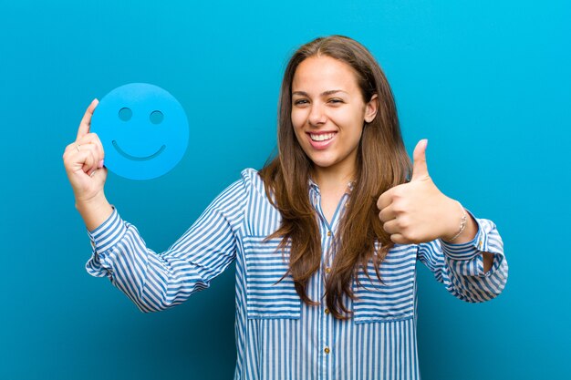 Jeune femme au visage souriant