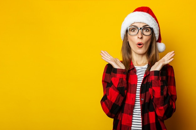 Jeune femme au visage surpris et bonnet de Noel