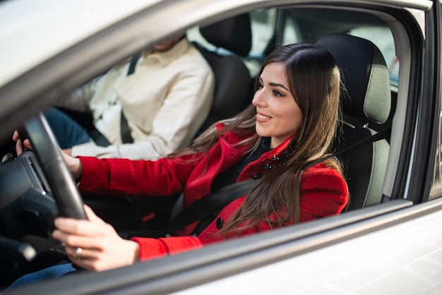 Jeune femme au volant de sa voiture