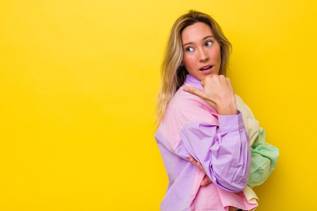 Une jeune femme australienne a isolé des points avec le pouce, riant et insouciant.