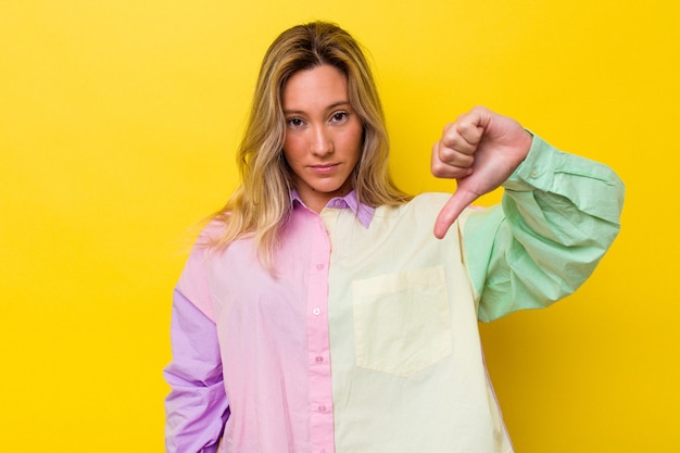 Jeune femme australienne isolée montrant un geste de dégoût, les pouces vers le bas. Concept de désaccord.