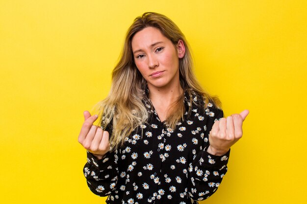 Jeune femme australienne isolée montrant qu'elle n'a pas d'argent.