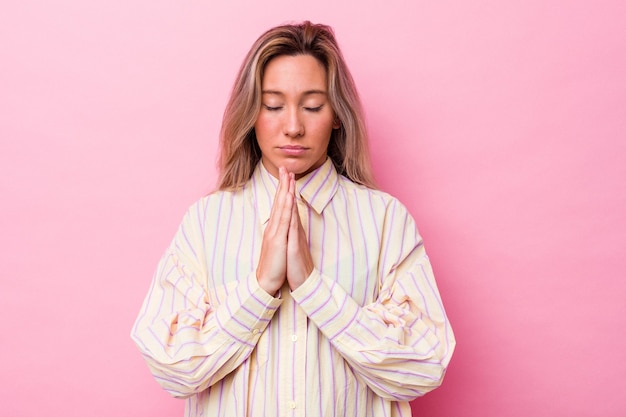Jeune femme australienne isolée en prière, faisant preuve de dévotion, personne religieuse à la recherche d'une inspiration divine.